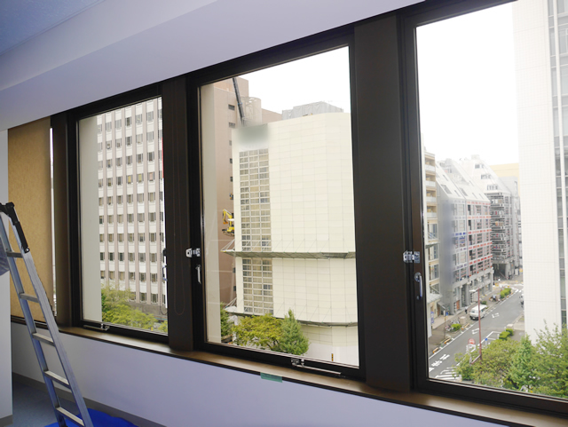 ガラス修理、交換　ビル用タテ軸回転窓　名古屋市中区