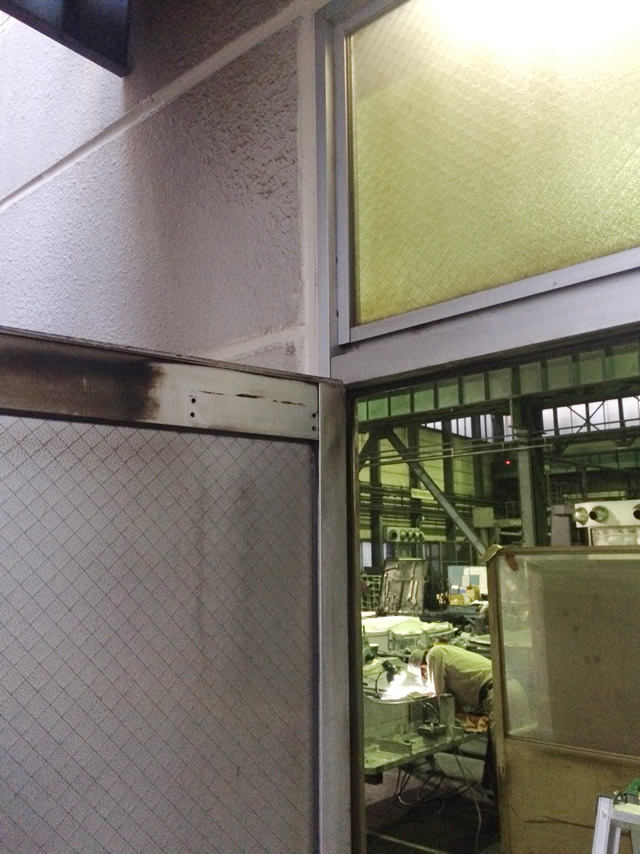 名古屋市港区　A社事務所出入口　ドアクローザー取替工事　施工中