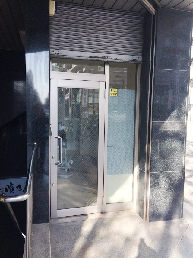 名古屋市中区ビル店舗 ガラス取替え、ダイノックシート貼付け工事　施工前