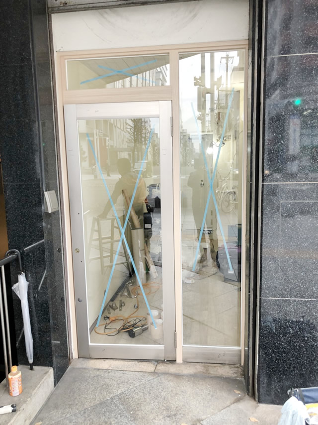 名古屋市中区ビル店舗 ガラス取替え、ダイノックシート貼付け工事　施工中