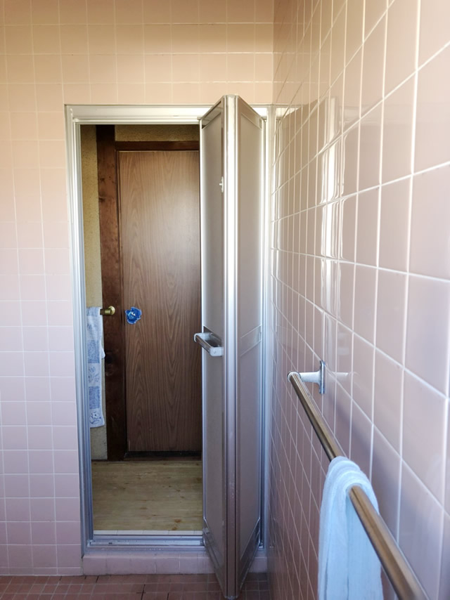 一宮市　浴室中折れドア　カバー工法　交換工事　施工後