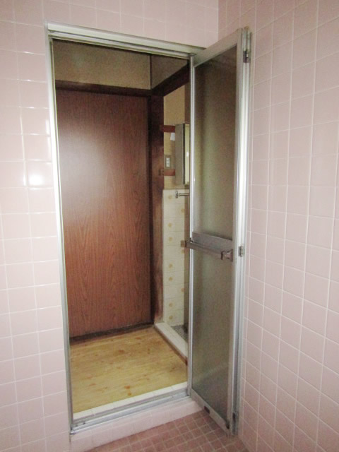 一宮市　浴室中折れドア　カバー工法　交換工事　施工後