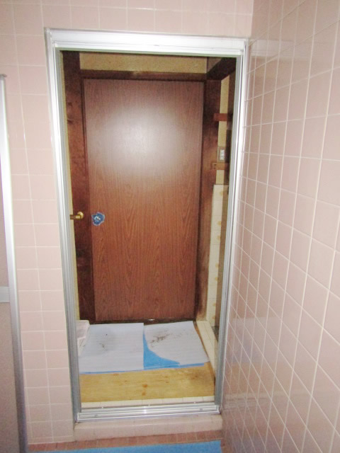 一宮市　浴室中折れドア　カバー工法　交換工事　施工中