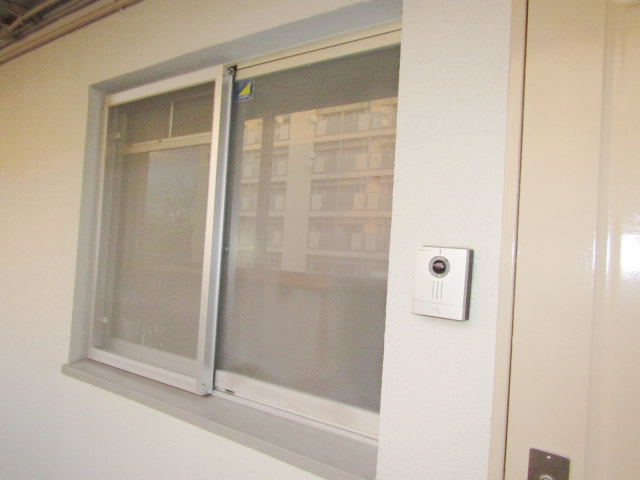 名古屋市守山区　市営住宅　廊下側腰高窓　網戸取付工事　固定式　施工後