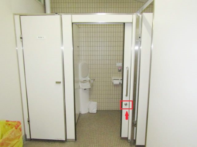 名古屋市中区　某施設トイレ　ハンガー扉　錠交換　施工前