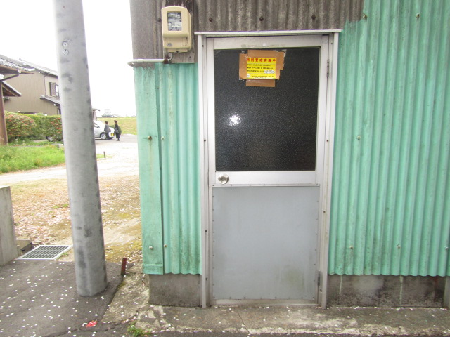 津島市 車庫 　リクシル　ロンカラーガラスドア　上下パネル框ドア　施工前