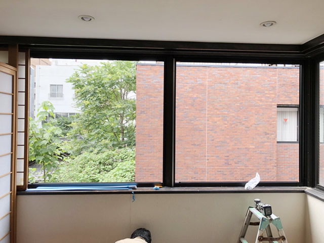 名古屋市西区　開き窓→引違い窓へ取替　手摺り取付　施工中