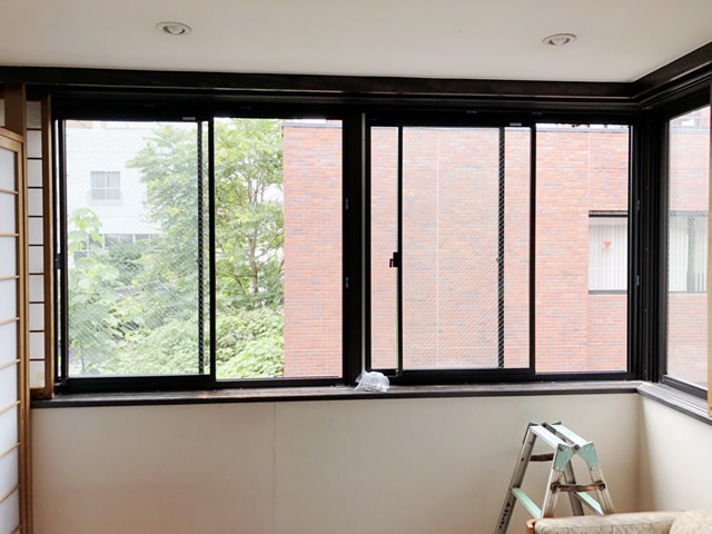 名古屋市西区　開き窓→引違い窓へ取替　手摺り取付　施工中