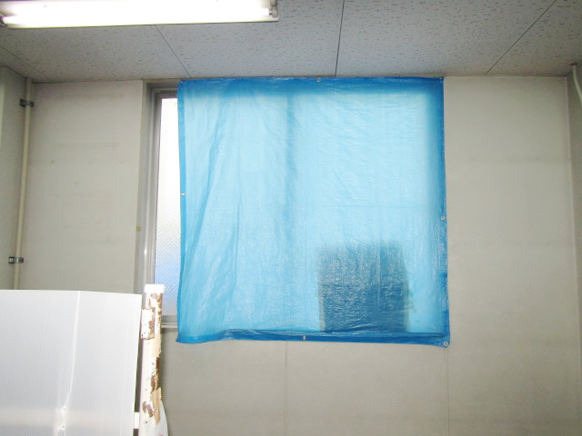 名古屋市港区　ガラス割れ替え工事　網入り型ガラス6.8　施工前