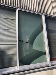 名古屋市熱田区 ガラス割れ替えの緊急対応を行いました！（工場）