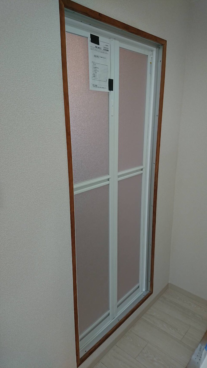 一宮市 公団 浴室ドアを中折れ戸でカバー工法にて取り付けを行いました！