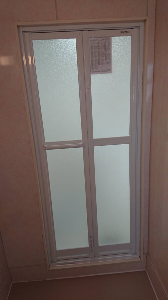 一宮市 公団 浴室ドアを中折れ戸でカバー工法にて取り付けを行いました！