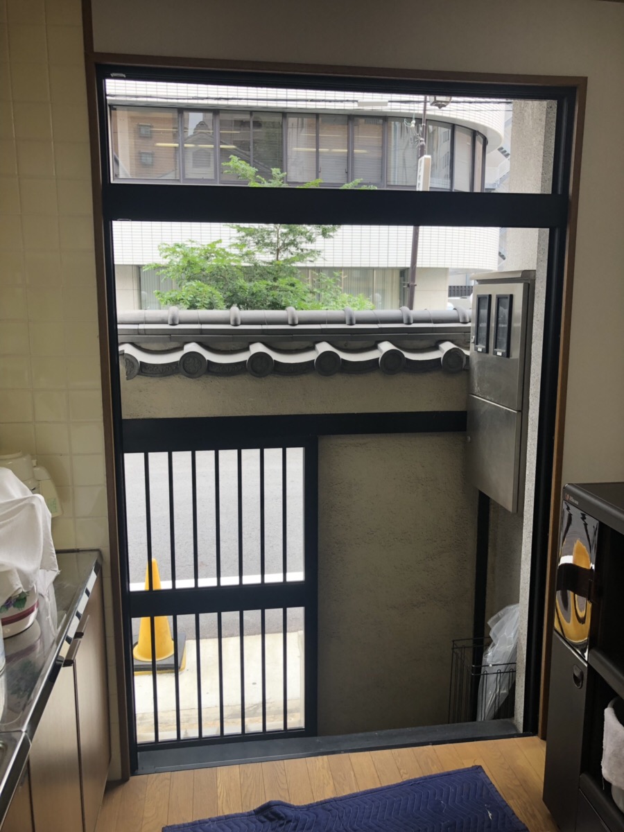 カバー工法 既設ドア取外し 名古屋市ドアリフォーム工事 引き違いの窓サッシをやめて玄関引戸に