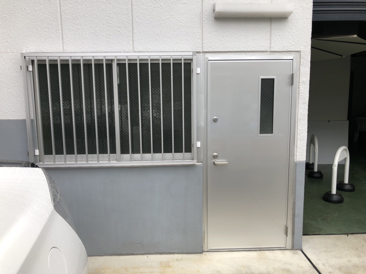 名古屋市西区　四方枠組みの縦面格子取付とアルミの框ドアを2ロック式のフラッシュドアに取替え