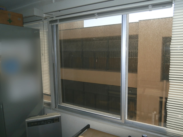 事務所の窓に網戸新設工事　名古屋市