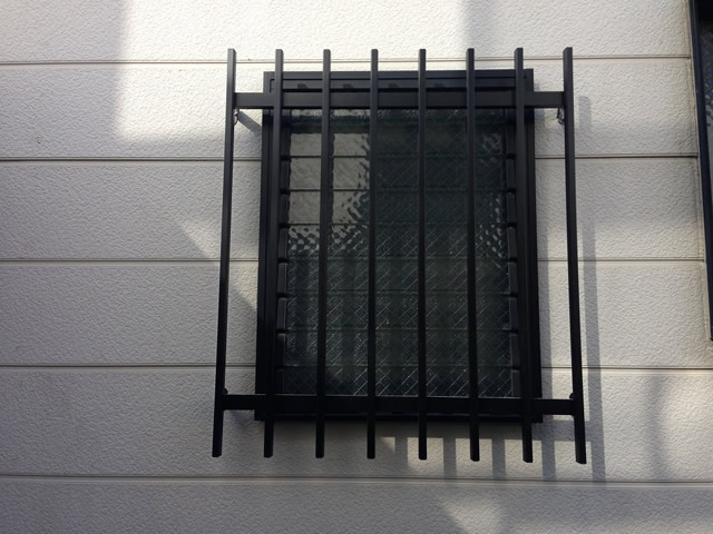 窓の防犯対策　ルーバー窓にアルミ面格子取付工事　名古屋市