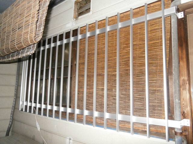 窓の防犯対策　アルミ面格子取付工事　タテ格子　名古屋市