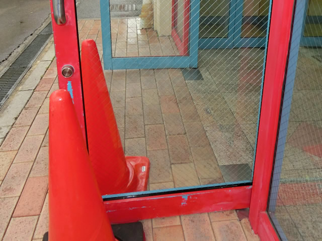 店舗入口ドアのガラス割替え工事　大府市
