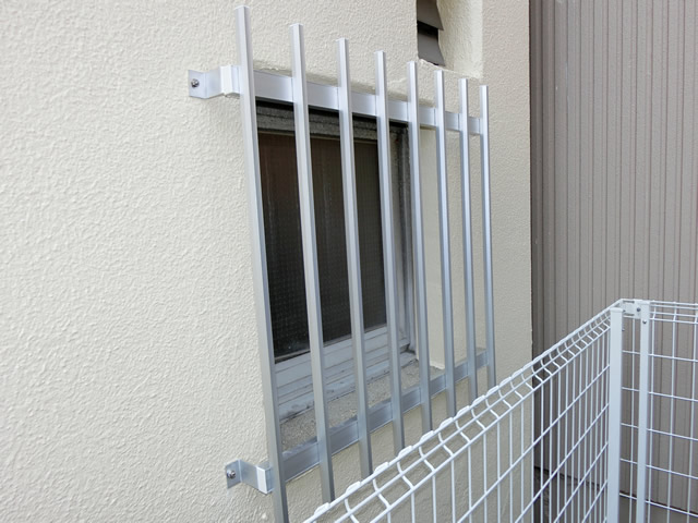 事務所の窓の防犯対策　アルミ面格子取付工事　名古屋市