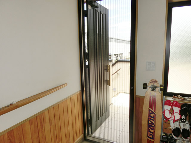 玄関ドアにプリーツ網戸　ＬＩＸＩＬしまえるんですα＜２＞　名古屋市港区