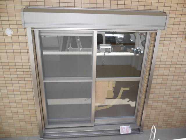 マンション１階ベランダ窓の防犯対策　手動シャッター新設工事　名古屋市
