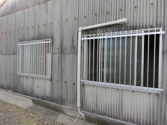 倉庫の防犯対策　隣地境界窓にアルミ面格子取付け　小牧市