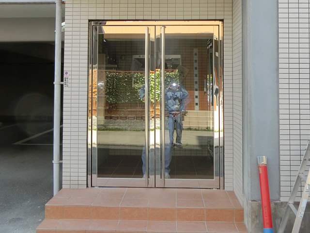 マンションエントランスドアおよびタイル工事　ステンレス両開き框ドア　名古屋市中川区