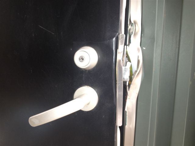 侵入盗被害　バールによるこじ開け　ドア取替工事