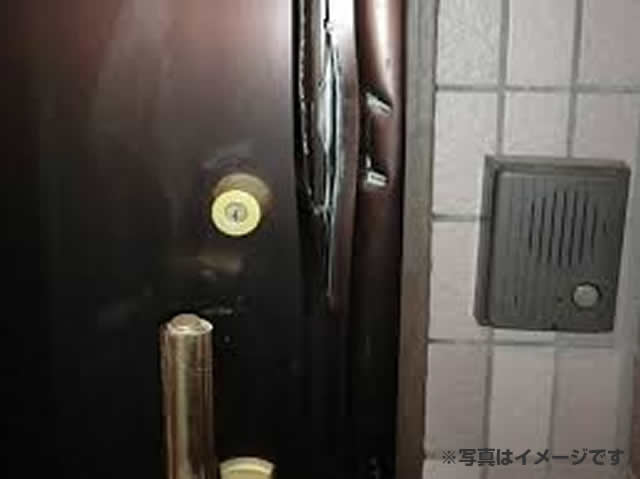 ドロボウによる被害　玄関ドア取替工事　名古屋市