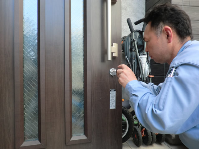 玄関ドアのシリンダー錠取替工事　名古屋市
