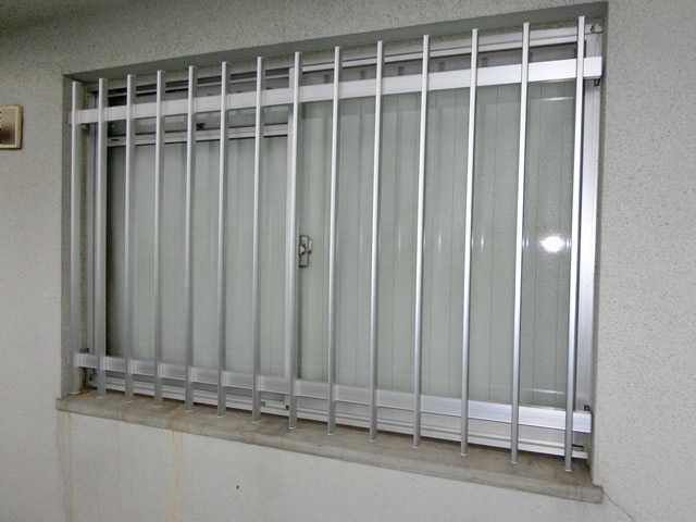 アルミタテ面格子　窓の防犯対策に　県営住宅　名古屋市