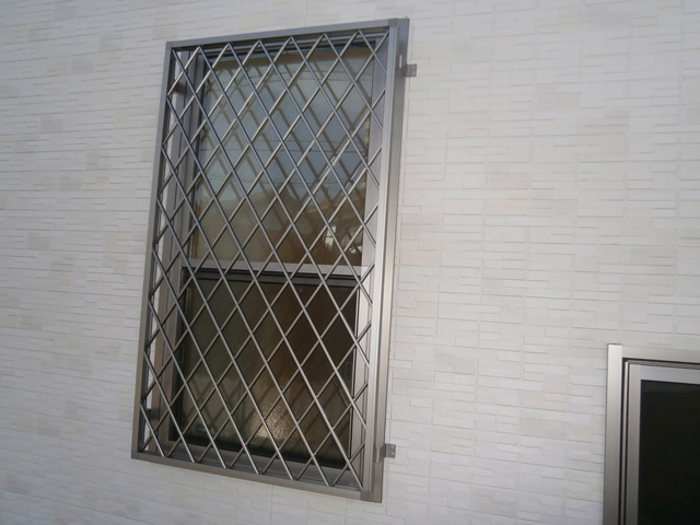 窓の防犯対策　１階窓にヒシクロス面格子取付　名古屋市緑区