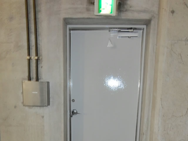 スチールドア片開きドアのドアクローザー取替工事　名古屋市港区
