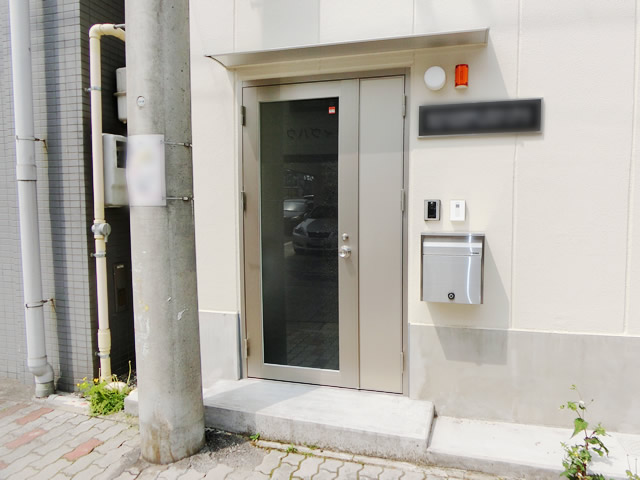 事務所ドア改修工事　フラッシュドアからアルミ框ドアへ　名古屋市中区