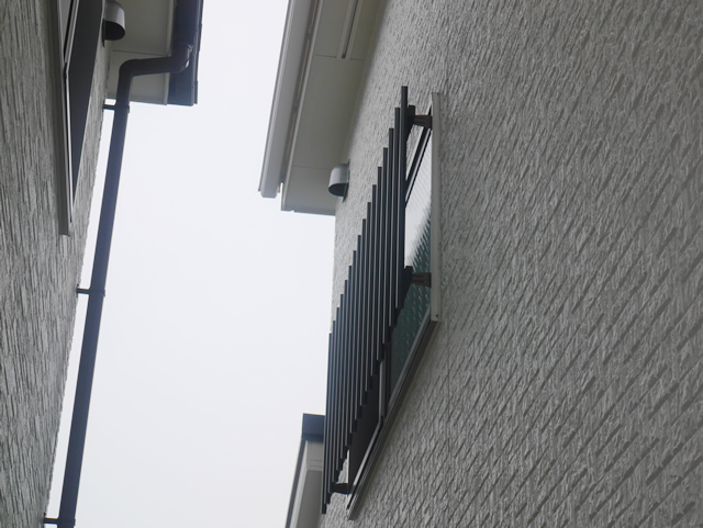 アルミ面格子取付工事　階段の引違い窓　名古屋市港区