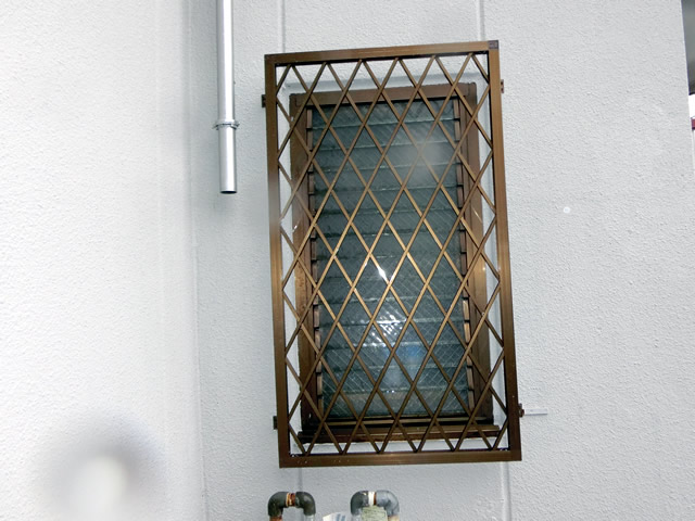 一戸建て住宅の窓の防犯対策　アルミヒシクロス面格子　春日井市
