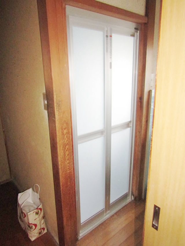 名古屋市中川区　浴室中折れドア取り替え